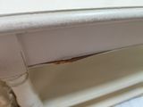 un gros plan d'une table au plateau blanc