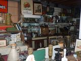une pièce remplie d'objets anciens et d'antiquités exposées