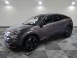un SUV gris garé dans un garage au sol carrelé