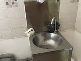 une petite salle de bains équipée d'un lavabo et de toilettes
