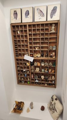 une présentation de divers objets sur une étagère dans une pièce