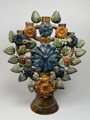 a vase that has a bunch of flowers in it