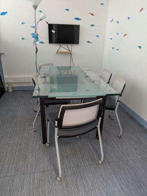 1 table vitrée + 6 chaises + lampadaire