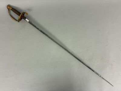 un gros plan d'une épée posée sur une surface blanche, avec une poignée en bois