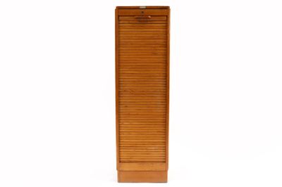 une petite armoire en bois avec une porte sur le côté