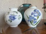 deux vases posés sur une table l'un à côté de l'autre