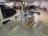 une photo d'une voiture dans un garage avec un tapis roulant