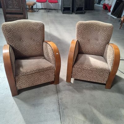 deux chaises assises l'une à côté de l'autre dans une pièce
