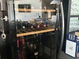 un réfrigérateur dans lequel se trouvent de nombreuses bouteilles de vin