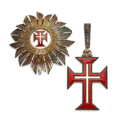 une croix et une médaille sur fond blanc