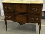 une commode en marbre exposée dans une pièce