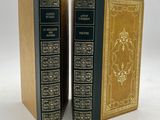 les deux livres sont posés côte à côte sur une surface blanche