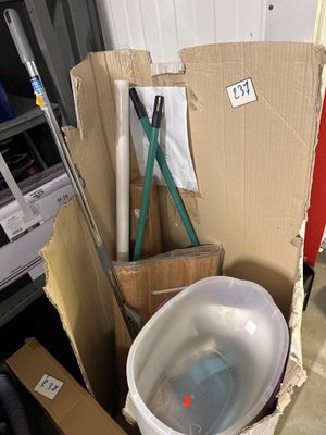 une boîte contenant des toilettes et un seau d'eau