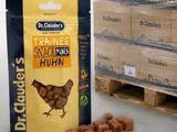 un sachet de nuggets de poulet à côté d'une pile de caisses