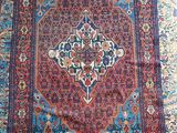 tapis persan ancien à motifs bleus et rouges