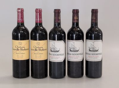 quatre bouteilles de vin rouge sont alignées sur une table