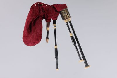 une cornemuse recouverte d'un tissu rouge