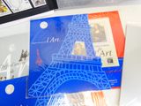 un grand nombre de livres posés sur une table