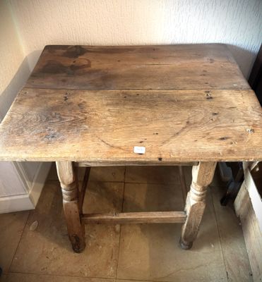 une petite table en bois sur laquelle est posée une étiquette