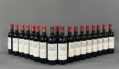 un groupe de bouteilles de vin posées sur une table