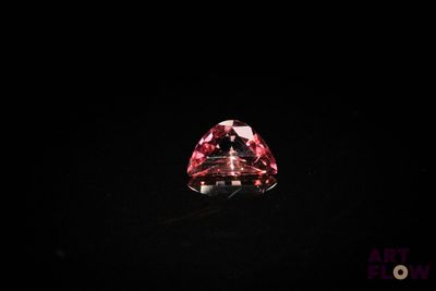 un diamant rose sur fond noir