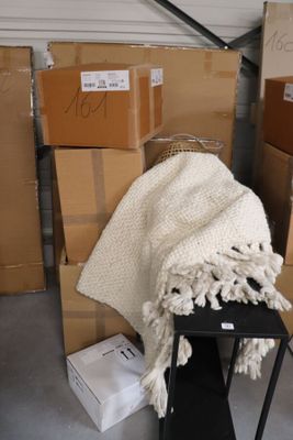 une pile de cartons et une couverture dans un garage