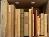 une boîte remplie de vieux livres posée sur une table