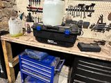 un établi avec des outils dans un garage
