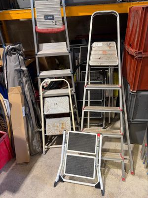 beaucoup de chaises et d'échelles dans un garage