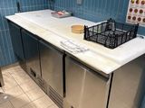un plan de travail surmonté d'un panier, dans une cuisine