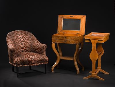 Lot composé de : - Table travailleuse en bois verni à montan… - Photo 1