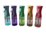 quatre bouteilles d'eau de couleurs différentes alignées les unes à côté des autres