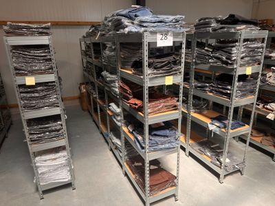 beaucoup de vêtements sur les étagères de la pièce