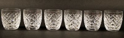 six verres alignés en rang sur une table