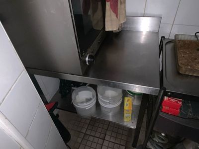 Une petite table inox Lieu : SUR DESIGNATION MARTIGUES