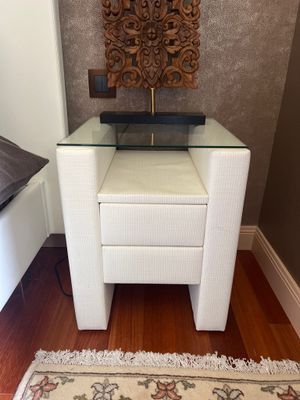 une table en verre surmontée d'un miroir