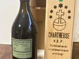 une bouteille de vin posée à côté d'une caisse en bois
