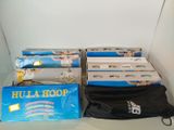 plusieurs boîtes de papier toilette et un sac de papier toilette posés sur une étagère