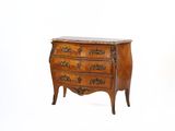 une petite commode en bois avec un plateau en marbre