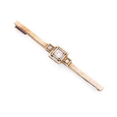 une broche en forme de barre, en or et diamants