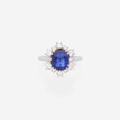 une bague à grappes de saphirs et de diamants