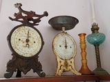 de nombreux types d'horloges différents sur une étagère