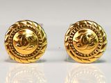 deux paires de boucles d'oreilles dorées ornées d'un motif circulaire