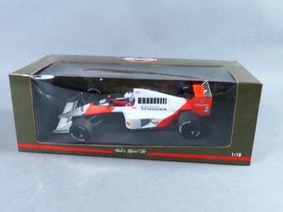 la boîte est ouverte pour montrer la maquette d'une voiture de course
