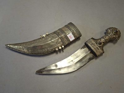 POIGNARD JAMBYA du YEMEN signée sur le pommeau. Poignée de t…