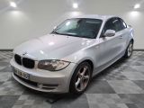 une photo d'une BMW blanche dans un garage