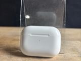 Des AirPods d'Apple sont posés sur une table en bois