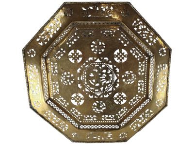 une assiette en or ornée d'un motif décoratif