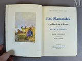 un livre ouvert sur lequel figure l'image d'un homme et d'une femme dans un champ