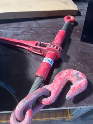 un collier de serrage rouge posé sur une table